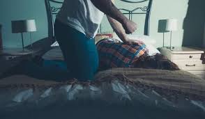 Une femme applique la violence à un homme. Viol Conjugal Definition Soutien Conseils Pour Mettre Fin A La Violence Doctissimo