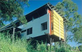 The green roof blends in with the mountain landscape. Challenging Sites Yourhome