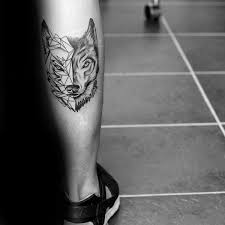 Black And White Calf Tattoos For Men 90 Geometric Loup Tattoo Designs For Men Idees Manly Encre Club Tatouage Geometric Wolf Tattoo Calf Tattoo Men Wolf Tattoo Design