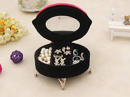 One deeper drawer is designed for sunglasses or large jewelry. Elliptical Small Sofa Jewel Box