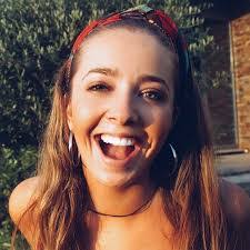 Rachel Mendes's Instagram, Twitter & Facebook