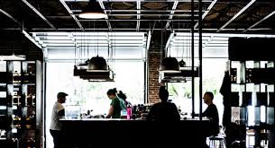 Verifica l'alta qualità e le idee innovative per la realizzazione di arredamenti bar richiedendo un progetto/preventivo gratuito. Come Arredare Un Bar Idee E Consigli Utili Questioni Di Arredamento