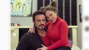 معلومات عن نيكول سابا , اغاني نيكول سابا , البومات نيكول سابا ,الفنانين, , نيكول سابا. Ù†ÙŠÙƒÙˆÙ„ Ø³Ø§Ø¨Ø§ ØªØ­ØªÙÙ„ Ù…Ø¹ Ø²ÙˆØ¬Ù‡Ø§ Ø¨Ø¹ÙŠØ¯ Ø§Ù„Ù…ÙŠÙ„Ø§Ø¯ ÙˆØªÙ‡Ù†Ø¦ Ø§Ù„Ø¬Ù…Ù‡ÙˆØ± Beirutcom Net