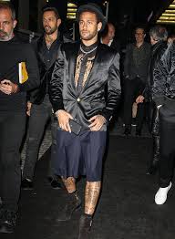 Daniel alves, de chinelos, em apresentção no barcelona. Neymar E Daniel Alves Roubam A Cena Com Looks Extravagantes Em Evento O Fuxico