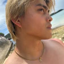 Sandy Bloom @__sandybloom__ 海辺の自然と陽だまりのような 優しさを感じるアクセサリー💎” 沖縄の母なる海をバッグに📷  . 海水にも強くてどんな場面でも ずっとつけれるアイテム！ イニシャルはREIJIの” R “にした！ . これからも愛用しよっと！ .  #okinawa #Sandybloom