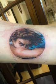 El ángel caído fue condenado a vivir en la tierra. Geometric Angel Tattoo Designs Feet Tattoos Geometric Angel Tattoo Designs Geometric Angel Tattoo Tatuaje De Cupido Tatuajes De Colores Estilo De Tatuaje