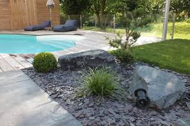 Massif Mineral En Ardoise Abords Terrasse Bois Et Pierre Dans Jardins Et Piscines Idee De Jardin Massif Amenagement Jardin Amenagement Paysager Contemporain