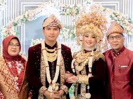 Dari dulu pun ternyata sudah ada penjual dengan dagangan nya di gendong kiri kanan. Suka Pansos Untuk Dapat Kerjaan Istri Aldi Taher Merasa Ketipu Dengan Sikap Aldi Taher Indozone Id