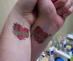 Cift Dovmesi Kalpli Romeo Juliet Couple Tattoo With Heart Couple Tattoos Couple Name Tattoos Couple Tattoo Heart