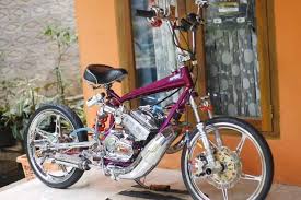 Modif unik rxking warna putih dengan pelek resing ban besar tampak terkesan berwibawa. Yrki Yamaha Rx King Indonesia Facebook