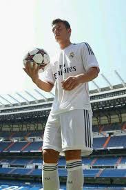 Ancak mezar taşı dövmesinin pek çok anlamı bulunuyor. Mesut Ozil