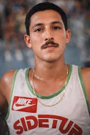 Hola grupo! Un importado que trajo trotamundos por allá los 90 de nombre o  apellido Scott!! Flaco alto rubio y era triplero !!