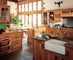 Diseño y decoración de interiores rústico de casa de campo construida en madera, combina elementos decorativos modernos y rústicos, excelentes vista de la zona social, a la izquierda la sala y la derecha la cocina con isla. 8 Imagenes De Cocinas Rusticas Decoracion