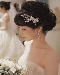 結婚式の花嫁髪型 2020年最新版 ウェディングドレスや和装に合うヘアスタイル別アレンジまとめ みんなのウェディングニュース ウェディング ヘアスタイル 花嫁 髪型 花嫁 シニヨン