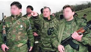 A heavily armed convoy took ratko mladic, awaiting extradition to the hague for a war crimes trial, to the belgrade grave of his daughter ana, who died in 1994. Ovako Se Skrivao Ratko Mladic Nije Se Odvajao Od Heklera Ambalazu Seckao I Spaljivao Sa Prozora Gledao Kako Su Specijalci Dosli Da Ga Hapse