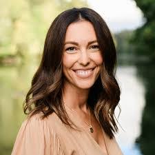 Sara Barr's Instagram, Twitter & Facebook