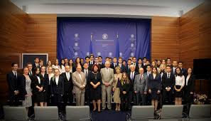 (ro) o nouă serie de cursuri de limba română, predată ca limbă străină, este organizată exclusiv. A 12 A Generatie De Diplomati Liceeni Lauder Reut A Absolvit Cursul De Diplomatie Si Afaceri Internationale In Cadrul Ceremoniei De La Ministerul Afacerilor Externe Mobile