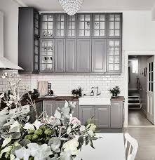 Enn Einn Saenski Draumurinn Eldhusid Og Gluggarnir I Thessu Husi Heilludu Mig Cuisines Design Armoires De Cuisine Grises Idee Deco Cuisine