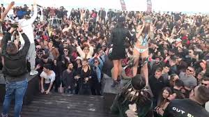 Questo lido di milano marittima ha saputo essere un grande innovatore, concependo la spiaggia non solo in maniera tradizionale, ma anche come luogo in cui ballare e divertirsi. Papeete Beach Live From Milano Marittima Papeete Beach