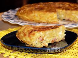 Per preparare la frittata al forno con patate iniziate lavando accuratamente le patate, poi sbucciatele e tagliatele a cubetti delle stesse dimensioni. Frittata Di Pasta Con Speck E Cipolle Caramellate La Cuoca Del Presidente