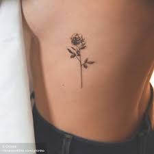 Einzelne Nadel Rose Tattoo Auf Der Linken Seite Brustkorb Rosen Tattoo Zierliche Tattoos Rosen Tattoos