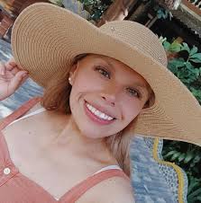 Ojalá no me sueltes, porque con esa sonrisita quiero que venga la vida, ya  sabes, ser felices, hacernos viejitos y estar a tu lado cada que soples las  velitas de cumpleaños. No