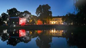 Eine ladestation für elektroautos ist. Schloss Neuhardenberg