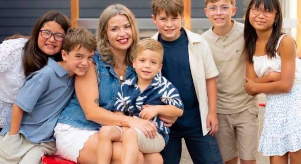 UPDATE: Amanda "Mandy" Karolkiewicz with her six children. The 39-year-old  and all of her children were shot and killed by her husband in their Grand  Haven Township home on July 24, 2026,
