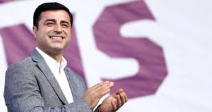 Selahattin demirtaş'ın ailesi demirtaş'ın cezaevinde yazdığı 'korkma' isimli bestesini çalıp söyledi. Esi Selahattin Demirtas I Ziyaret Etti Son Fotografini Paylasti Haberler