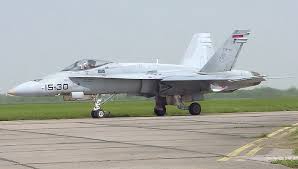 Infatti è stato appositamente progettato per coprire il ruolo di aereo da caccia, da attacco al suolo, da supporto aereo ravvicinato, da bombardamento tattico, ricognizione e controllo aereo. Mcdonnell Douglas F A 18 Hornet Jagdflugzeuge Der Gegenwart