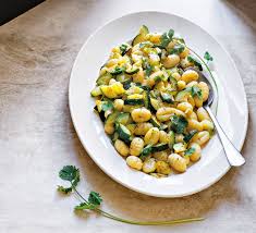 Qu'ils soient préparés avec de la pomme de terre ou de la farine de blé, il existe de nombreuses pâte à gnocchis, gnocchis au saumon, gnocchis aux épinard, gnocchi aux champignons, gnocchis sauce bacon, gnocchi au pesto de poivron… La Recette De La Salade De Gnocchi Aux Courgettes Vogue Paris