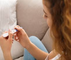 Una prueba de embarazo positiva en la mano de una mujer. La Prueba De Embarazo De Orina Te Arrojo Una Linea Tenue