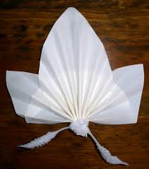 Images avec instructions pour apprendre à plier une serviette, déco. Pliage De Serviette De Table En Forme De Feuille D Erable Plier Une Serviette De Table En Papier Realiser Une Feuille D Erable En Papier Pliage De Serviette De Table En Papier En Forme De