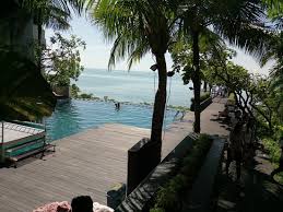 Kolam Renang Dengan Latar Lautan Lepas Picture Of Golden Tulip Balikpapan Hotel Suites Tripadvisor