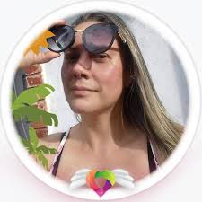 vi um carro da mary kay (quase agora). ele é rosa. mas não é rosa rosão. é  um rosa da mesma cor das roupas da dupla: rosa e rosinha.  http://enjoei.de/heimary