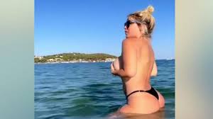 Wanda Nara, cazada en topless durante sus vacaciones en Ibiza