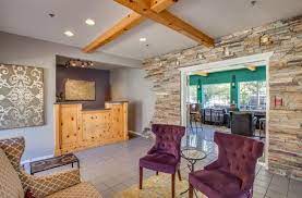 Leavenworth is a small, beautifully designed, old world alpine/bavarian style village. Leavenworth Village Inn Hotel Reservations Hotel Room Wine Bar