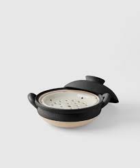 This traditional japanese earthenware is very versatile, and can be used over a gas or. Steam Donabe Japanese Clay Pot With Grate Konmari By Marie Kondo
