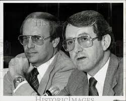1981 Press Photo John Theiss and John Schofield of I.T. listen at Warren  meeting