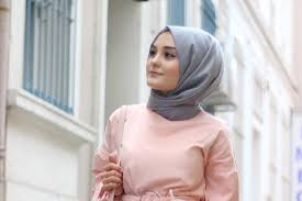 Nada zaitun kelihatan hebat dalam pakaian ini memungkinkan untuk membuat imej yang berbeza. 5 Warna Hijab Netral Yang Cocok Dipadukan Dengan Baju Peach Anda Womantalk