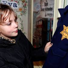 Bezoek aan mobiel verzetsmuseum maakt indruk: 'Eva moest een ster dragen,  alleen omdat zij Joods was'