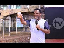 Joshua as he prays on the scoan altar. Scoan 22 07 19 International Visitors Living Water Service At The Altar With Tb Joshua Youtube