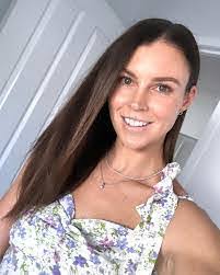 Leanne Rollins's Instagram, Twitter & Facebook