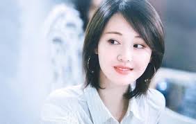 Khi đóng phim, ngôi sao này cũng thường chọn những trang phục màu sắc tươi sáng, giá cả rất rẻ. Tiá»ƒu Sá»­ Trá»‹nh Sáº£ng Ná»¯ Hoang Thanh Xuan Cá»§a Tá»© Tiá»ƒu Hoa Ä'an 9x