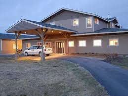 Stay Together Comfortably With Your Friends Or Family In One Place Lariat Lodge Kalispell Circle Driveway House Exterior Shed Homes