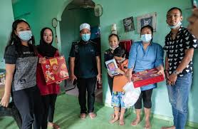 Ebit lew bergambar bersama keluarganya ketika sambutan tahun baru cina semalam. Ebit Lew Beri Sumbangan Myvi Kepada Ibu Tunggal