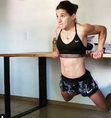 Paula pareto es una de las figuras destacadas de la historia que se está escribiendo sobre esta época: El Impresionante Entrenamiento De Paula Pareto En El Living De Su Casa Para Ti