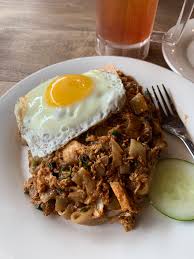 Saya hari ini membuat kuey teow goreng menggunakan kuey teow jenis halus halus yang dikatakan lebih sedap. Khairulaming On Twitter Kuey Teow Goreng Extra Pedas Teh O Ais Limau