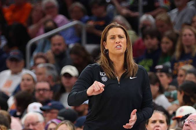 Coach Stephanie White managing a complex roster crisis, do AI tạo