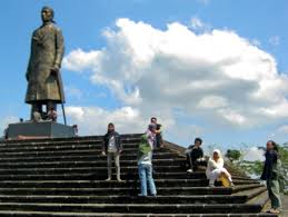 Monumen panglima besar jenderal soedirman berada dipintu masuk kota purwokerto dari arah barat tepatnya sebelah timur sungai logawa. 17 Wisata Pacitan Teleng Ria Monumen Kota Pantai